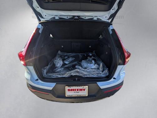 Cloud 9 White 2026 Volvo XC40 B5 Plus