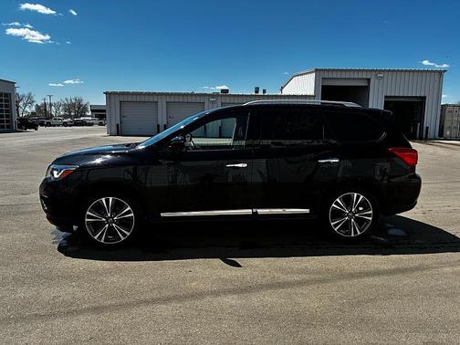 Magnetic Black Pearl 2020 Nissan Pathfinder Platinum 4WD