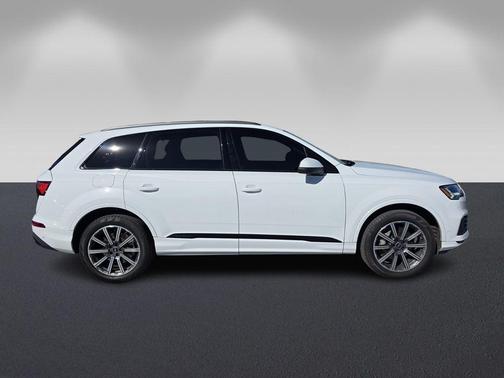 2023 Audi Q7 45 Premium Plus