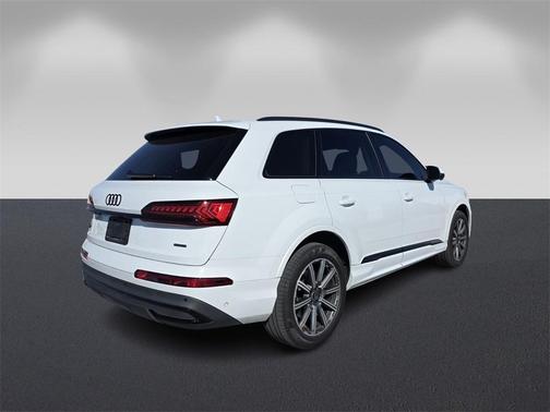 2023 Audi Q7 45 Premium Plus