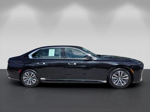 Black Sapphire Metallic 2023 BMW i7 xDrive60