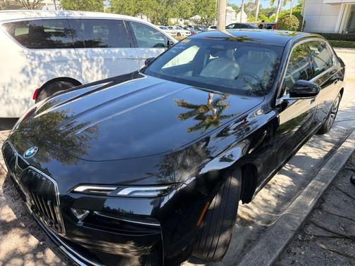 Black Sapphire Metallic 2023 BMW i7 xDrive60