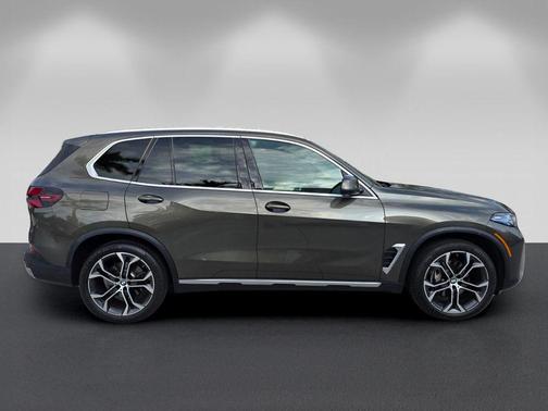 Manhattan Green Metallic 2024 BMW X5 xDrive40i
