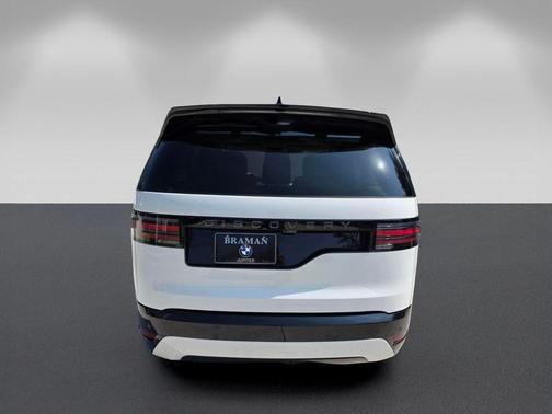 Fuji White 2025 Land Rover Discovery P360 Dynamic SE