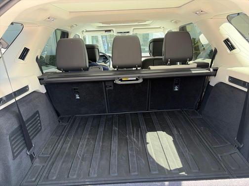 Fuji White 2025 Land Rover Discovery P360 Dynamic SE