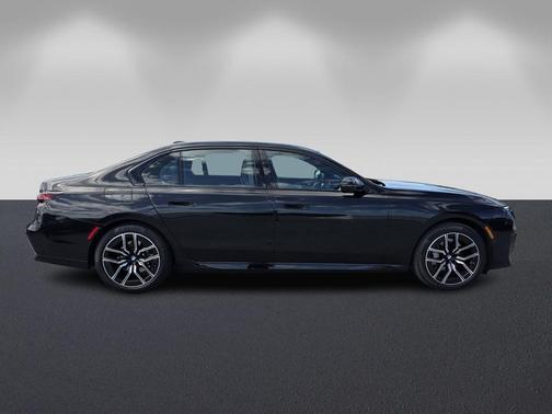 2023 BMW 740 i