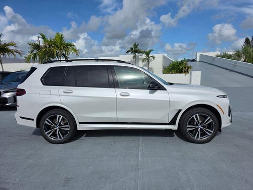 Mineral White Metallic 2027 BMW X7 M60i