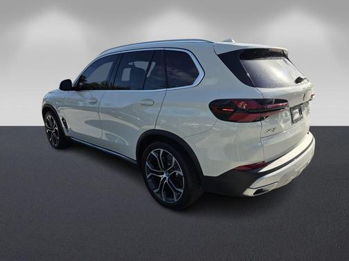 Alpine White 2024 BMW X5 PHEV xDrive50e