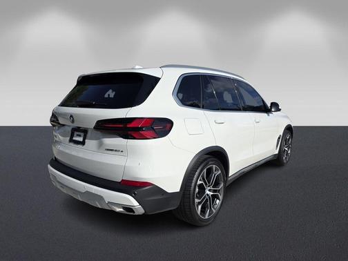Alpine White 2024 BMW X5 PHEV xDrive50e