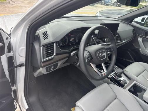 Glacier White Metallic 2024 Audi Q5 e 55 S line quattro Premium
