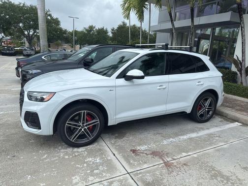 Glacier White Metallic 2024 Audi Q5 e 55 S line quattro Premium