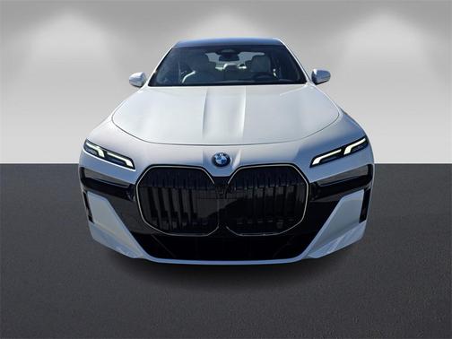 2025 BMW 740 i