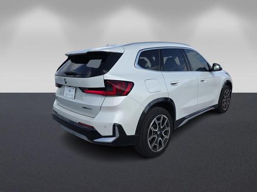 Mineral White Metallic 2024 BMW X1 xDrive28i