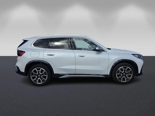 Mineral White Metallic 2024 BMW X1 xDrive28i