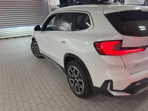 Mineral White Metallic 2024 BMW X1 xDrive28i