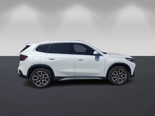 Mineral White Metallic 2025 BMW X1 xDrive28i