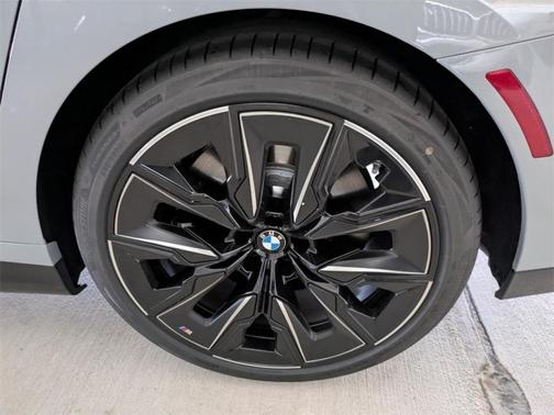 2025 BMW 760 760i xDrive