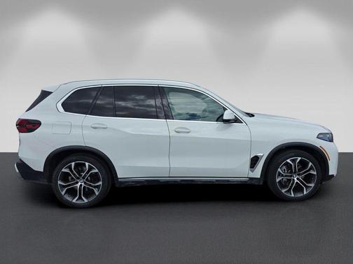 Alpine White 2024 BMW X5 xDrive40i