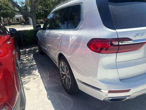 Mineral White Metallic 2022 BMW X7 xDrive40i