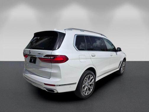 Mineral White Metallic 2022 BMW X7 xDrive40i