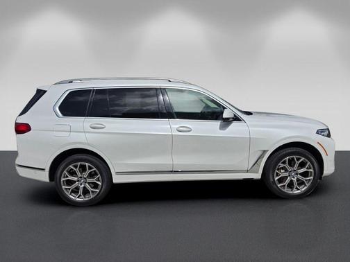 Mineral White Metallic 2022 BMW X7 xDrive40i