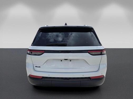 Bright White Clearcoat 2024 Jeep Grand Cherokee Laredo