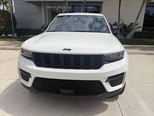 Bright White Clearcoat 2024 Jeep Grand Cherokee Laredo