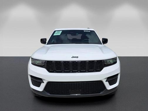 Bright White Clearcoat 2024 Jeep Grand Cherokee Laredo
