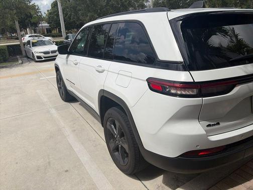 Bright White Clearcoat 2024 Jeep Grand Cherokee Laredo