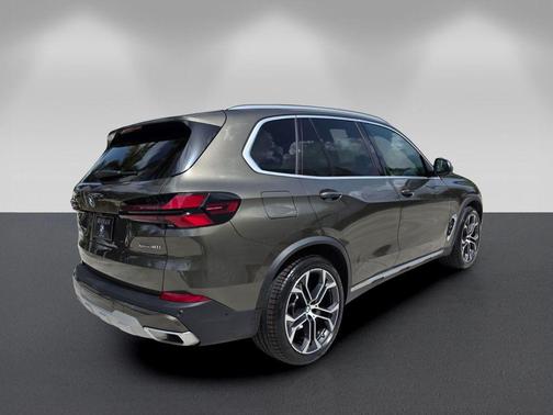 Manhattan Green Metallic 2024 BMW X5 xDrive40i