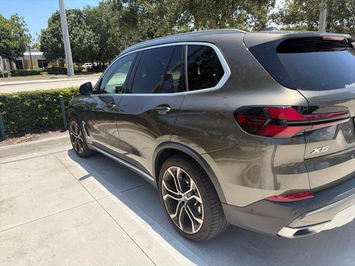 Manhattan Green Metallic 2024 BMW X5 xDrive40i