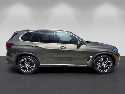 Manhattan Green Metallic 2024 BMW X5 xDrive40i