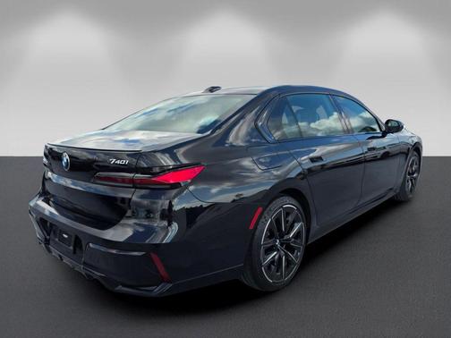 Black Sapphire Metallic 2023 BMW 740 i