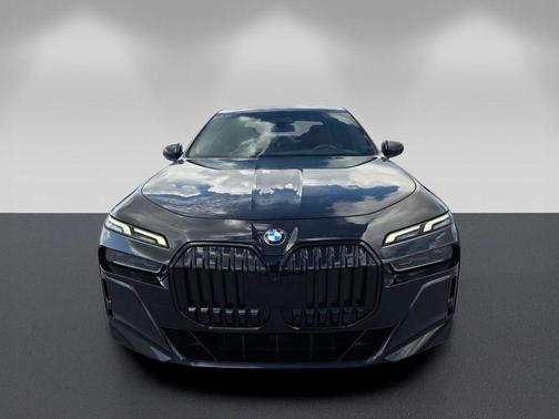 Black Sapphire Metallic 2023 BMW 740 i