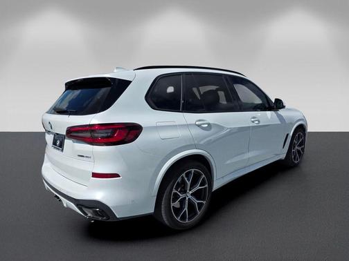 Mineral White Metallic 2023 BMW X5 sDrive40i