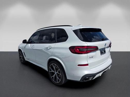 Mineral White Metallic 2023 BMW X5 sDrive40i