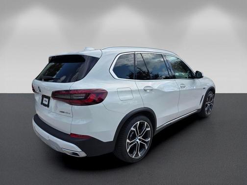 Alpine White 2023 BMW X5 PHEV xDrive45e