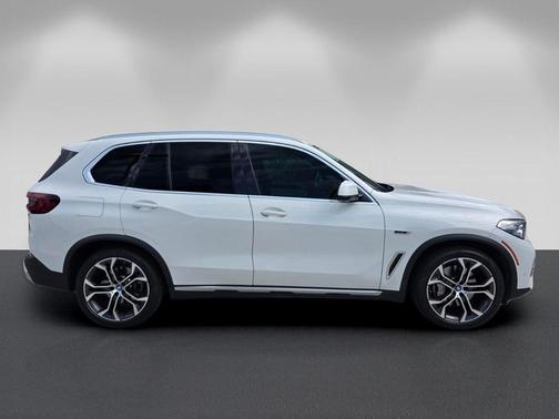Alpine White 2023 BMW X5 PHEV xDrive45e