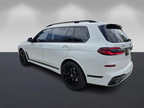 Alpine White 2024 BMW X7 xDrive40i