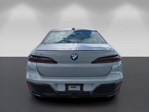 Brooklyn Gray Metallic 2025 BMW 750e xDrive