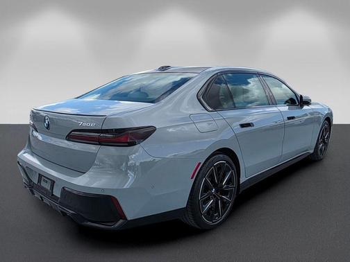 Brooklyn Gray Metallic 2025 BMW 750e xDrive