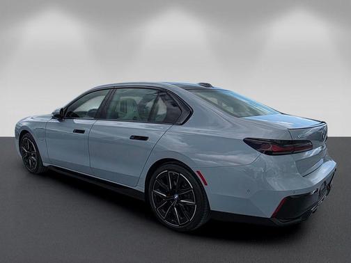 Brooklyn Gray Metallic 2025 BMW 750e xDrive