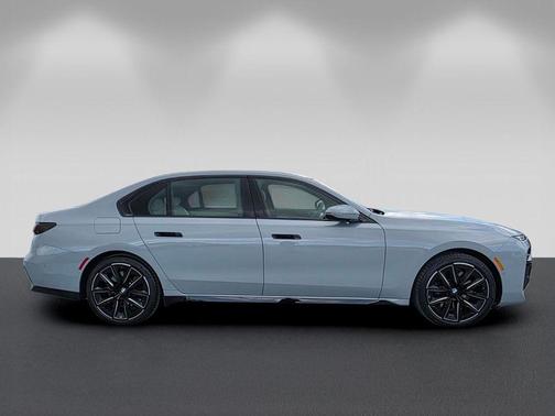 Brooklyn Gray Metallic 2025 BMW 750e xDrive