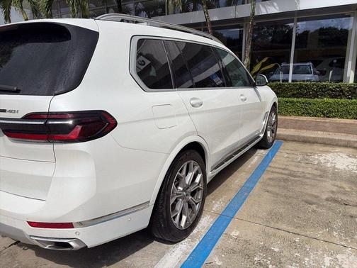 Mineral White Metallic 2024 BMW X7 xDrive40i