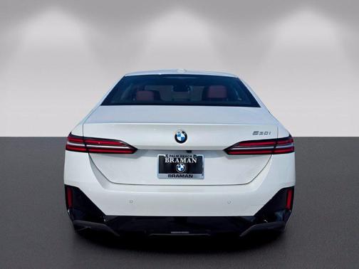 Mineral White Metallic 2026 BMW 530 i
