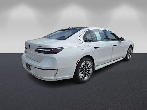 Mineral White Metallic 2023 BMW i7 xDrive60