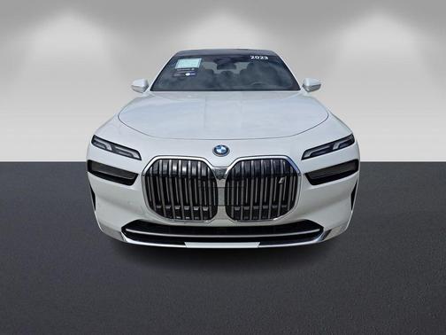 Mineral White Metallic 2023 BMW i7 xDrive60