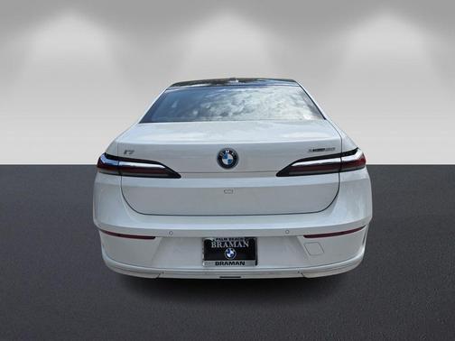 Mineral White Metallic 2023 BMW i7 xDrive60