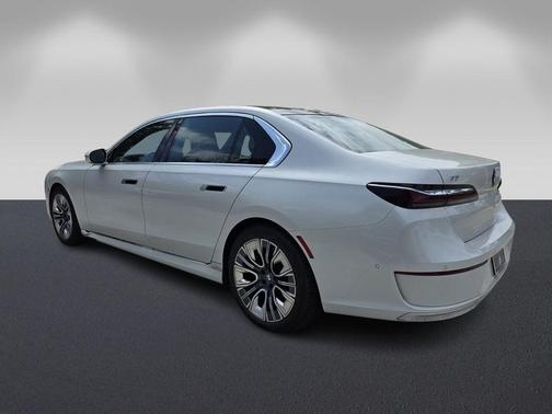 Mineral White Metallic 2023 BMW i7 xDrive60