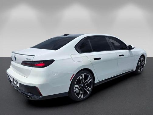 Alpine White 2024 BMW 760 760i xDrive